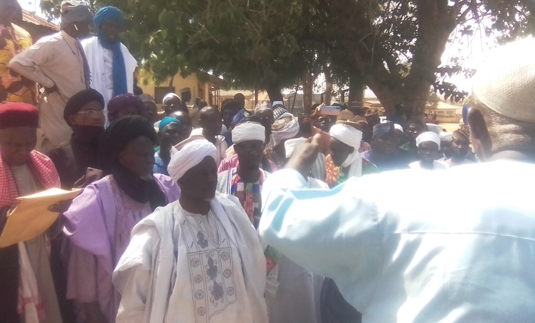 BREAKING: 200 alfas storm police station over Chief Imam Ogbomoso, see why, his reaction