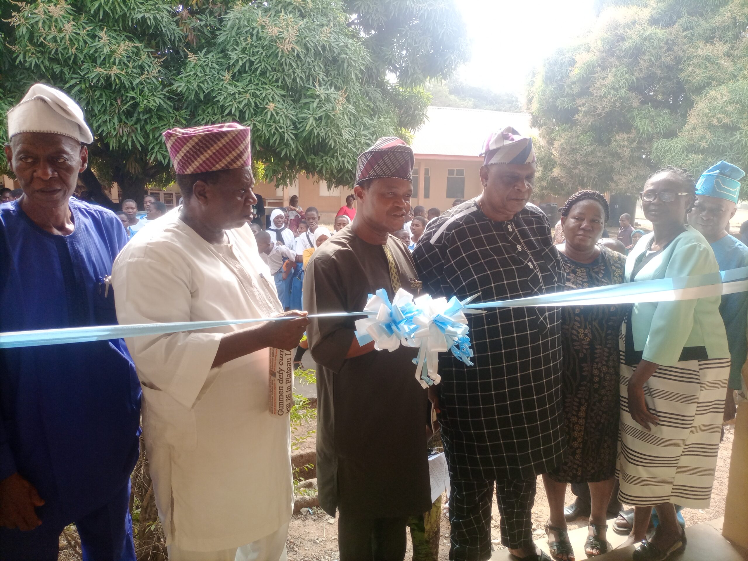 Alumni boost ICT prog at Ogbomoso Gram Schl with 49 computers, renovate principal’s office