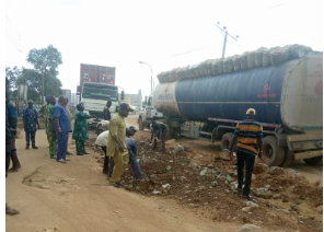 Ogbomoso – Oyo road: Traffic gridlock eases as transport workers fill craters on road with hard cores