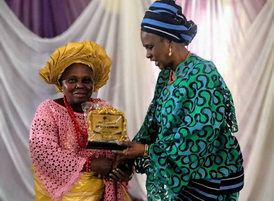Image caption: Olori Olaronke Oyewumi (wife of immediate past Soun Oba Oladunni Oyewumi Ajagungbade III) presents award to Olori Oladunni Abike Adewuyi (wife of late Alayede of Ayede Oba Solademi Adewuyi